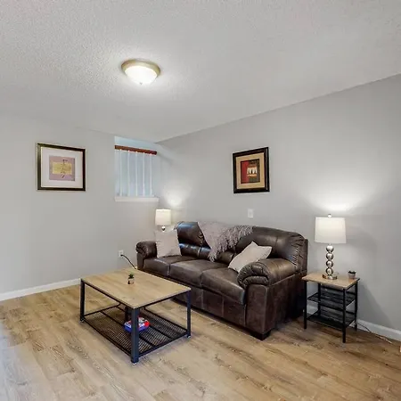 Villa Large Upper Unit In Aurora With 3 King Beds